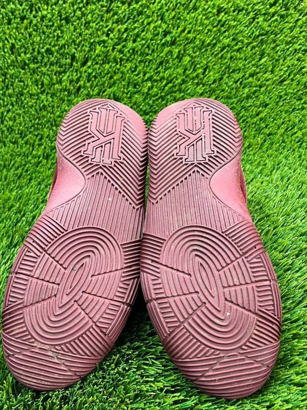 Nike Kyrie 2 GS Red Velvet Boys Size‎ 7Y Running Basketball Shoes Sneakers